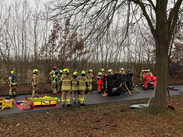 FW-PI: Feuerwehr Halstenbek rettet eine Schwerverletzte Person nach Verkehrsunfall