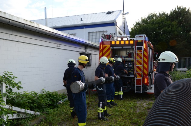 FW-KLE: Freiwillige Feuerwehr Bedburg-Hau beim THW Ortsverband Kleve / &quot;Wasserförderung über lange Wegstrecken&quot;