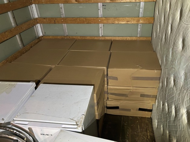 ZOLL-H: 250.000 Zigaretten unter Haushaltsgeräten / ZOLL stellt große Menge Schmuggelzigaretten auf der A2 bei Gütersloh sicher