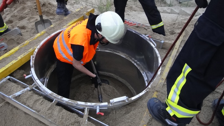 FW-NE: Großzügige Spende für die Feuerwehr