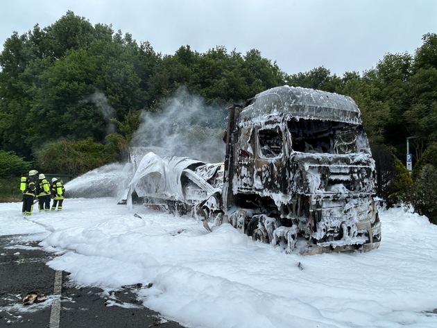 FW Moers: LKW und Kleintransporter brennen auf Hotelparkplatz / Stadtteil und Hotel ohne Strom
