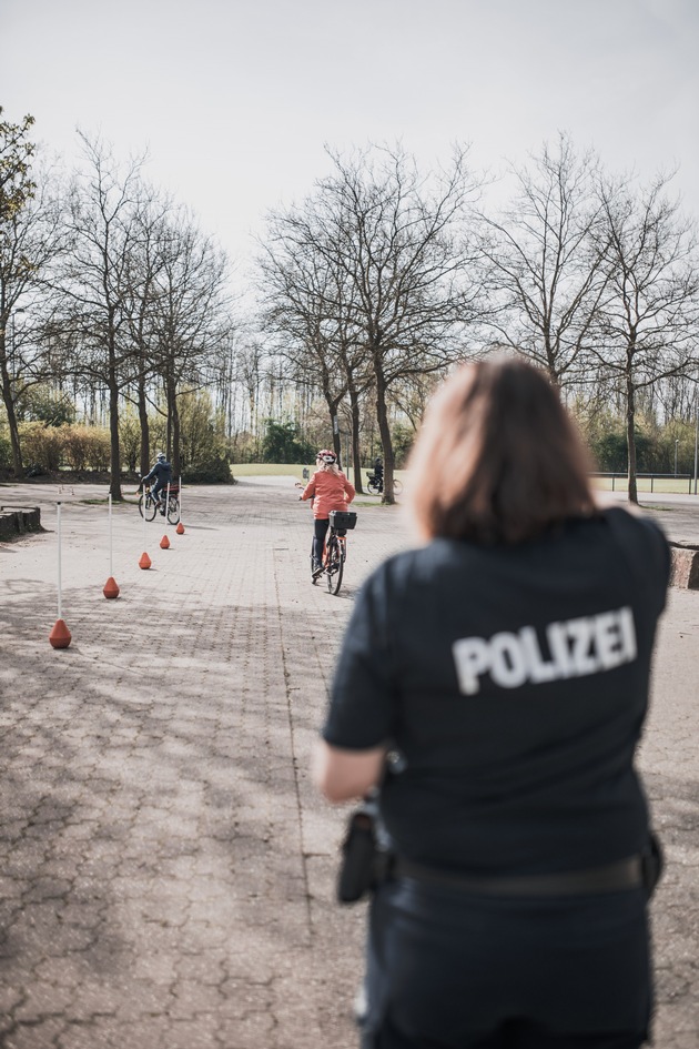 POL-WES: Kreis Wesel - Rein ins Wochenende, rauf aufs Rad - Die Polizei bietet im Mai samstags Pedelec-Trainings an.