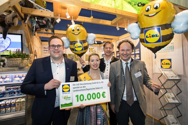 Lidl spendet 20.000 Euro an die Heinz Sielmann Stiftung und den Landesverband Bayerischer Imker / Scheckübergabe auf der Internationalen Grünen Woche 2018 in Berlin