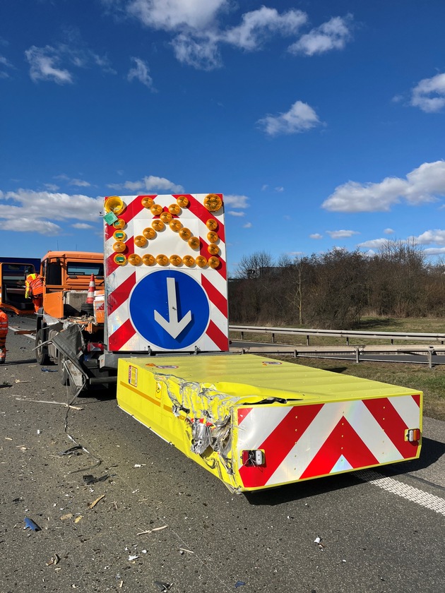 API-TH: Vollsperrung - Glasflaschen verteilen sich auf der gesamten Fahrbahn