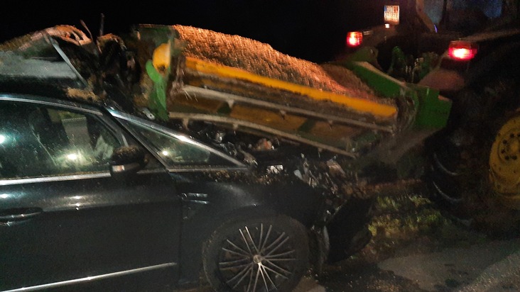 POL-AUR: Südbrookmerland/Victorbur - Autofahrer bei Verkehrsunfall mit Ackerschlepper schwer verletzt