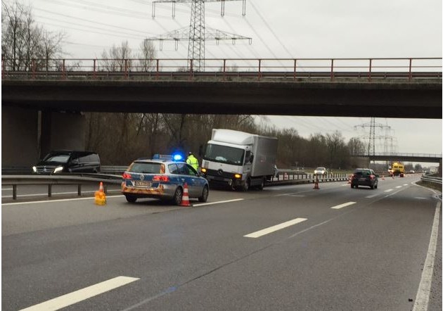 POL-PDLD: LKW beschädigt Leitplanke