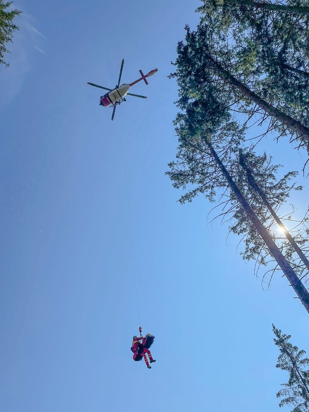 FW-OE: Feuerwehr unterstützt bei der Rettung eines abgestürzten Gleitschirmfliegers