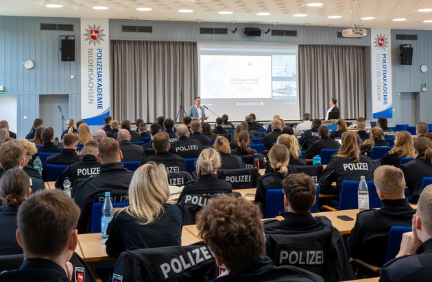POL-AK NI: 240 Studierende der Polizeiakademie thematisieren den Nahostkonflikt