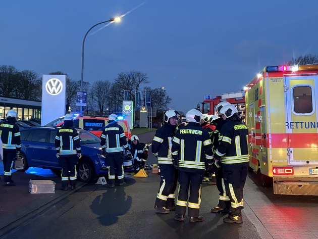 FW-AUR: Nach Kollision unter Fahrzeug eingeklemmt