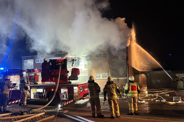 Feuerwehr Goch: Massives Feuer in Mehrfamilienhaus: 70j&auml;hrige Frau erleidet Rauchgasvergiftung