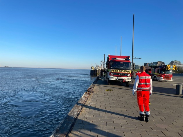 FW Bremerhaven: Feuerwehr rettet Person aus der Weser