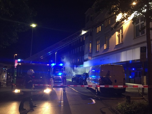 FW-GE: Kellerbrand in der Altstadt-6 Personen über Drehleiter der Feuerwehr gerettet