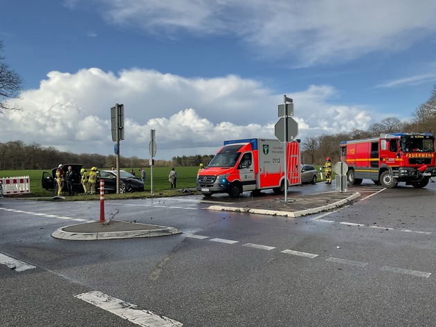 FW Alpen: Verkehrsunfall im Kreuzungsbereich mit zwei Hochvoltfahrzeugen