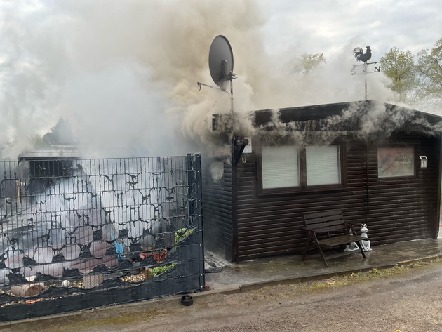 FW-MH: Brand auf Campingplatz: Wohneinheit in Vollbrand - Feuerwehr verhindert Ausbreitung