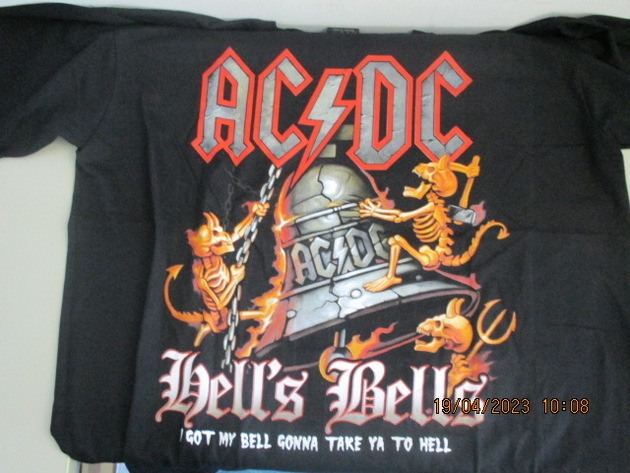 HZA-HH: Fast 100 gefälschte Band-Shirts sichergestellt/ Zoll vernichtet T-Shirts der Bands Iron-Maiden, AC/DC und Rammstein