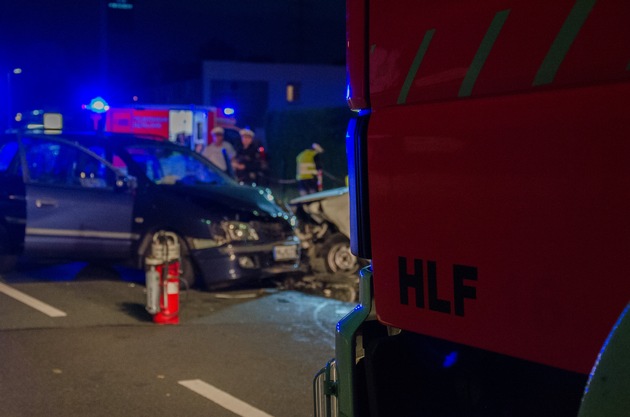 FW Menden: Verkehrsunfall - PKW kollidieren im Kreuzungsbereich