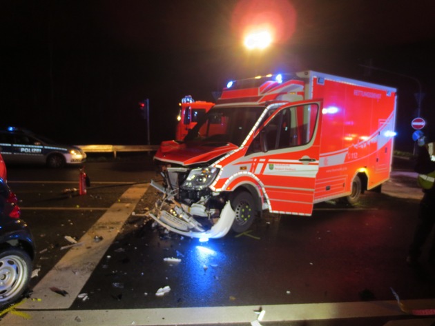 FW-GL: Schwerer Verkehrsunfall unter Beteiligung eines Rettungswagens der Feuerwehr Bergisch Gladbach