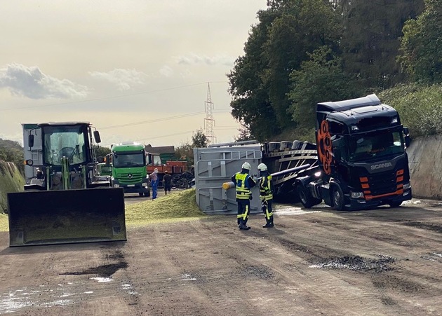 FW-EN: Umgestürzter LKW - Fahrer wurde verletzt