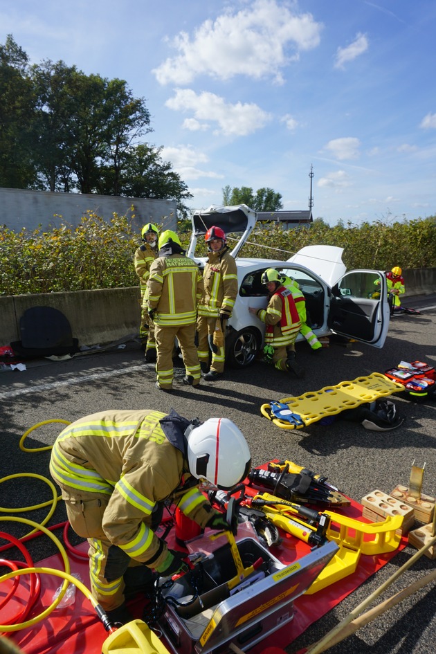 FW Ratingen: Schwerer Verkehrsunfall in Ratingen - Feuerwehr öffnet Fahrzeug