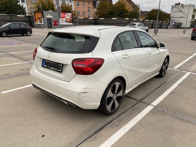 POL-PDPS: Parkrempler - Rotes Auto gesucht
