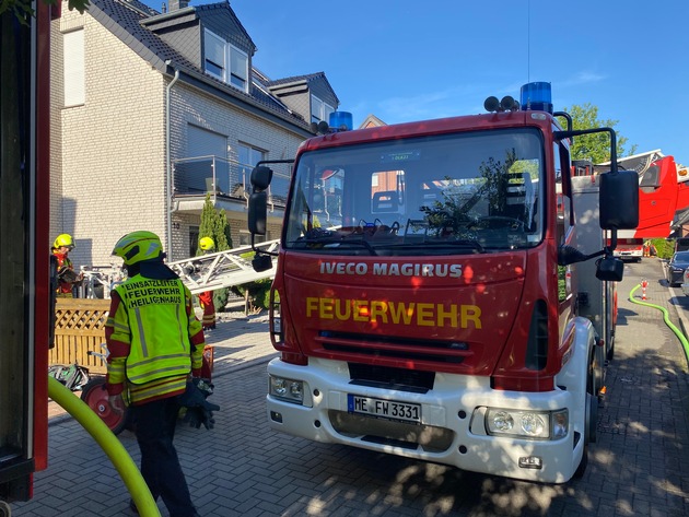 FW-Heiligenhaus: Brennende Gartenlaube gefährdet Wohnhaus (Meldung 12/2022)