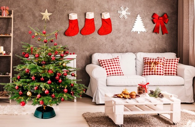 Fleurop AG: Schleppen adé: Fleurop liefert Weihnachtsbäume inklusive Schmuck an die Haustür