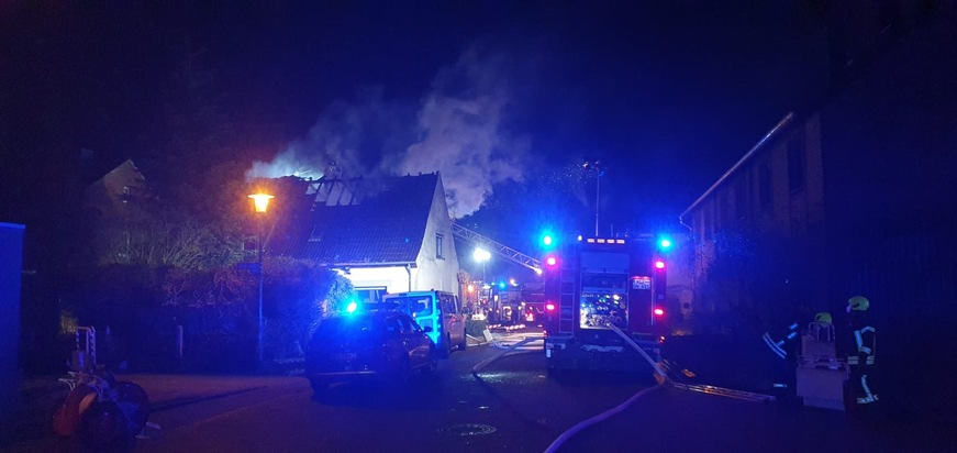 Feuerwehr Weeze: Dachstuhlbrand eines unbewohnten Einfamilienhauses