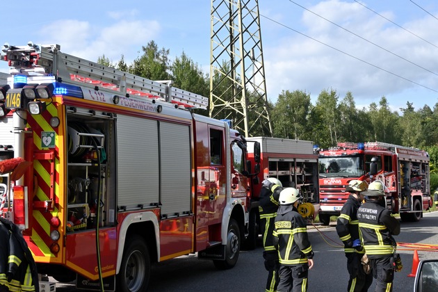 FW LK Neunkirchen: VU mit Person / PKW gegen PKW, L112 von St Ingbert bis L112 Elversberg // Einfahrt Schüren