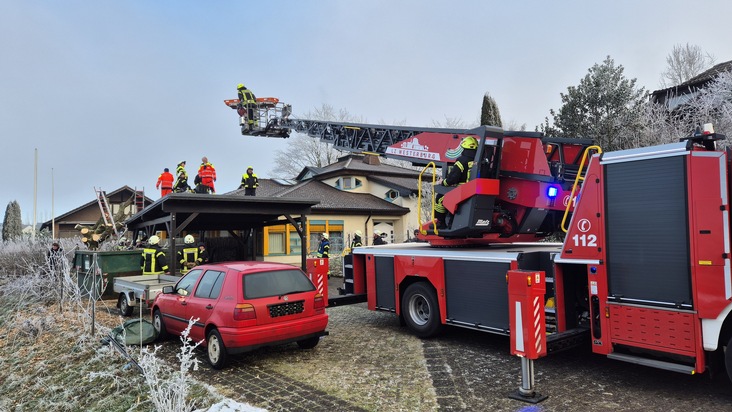 FW VG Westerburg: Bei Baumfällarbeiten verletzt - Feuerwehr rettet Mann von Carportdach