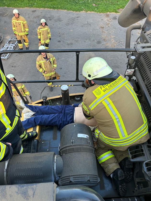 FW-OLL: Rettung aus der Höhe: Feuerwehr Wildeshausen übt Notfallrettung bei Herzstillstand auf einem Mähdrescher