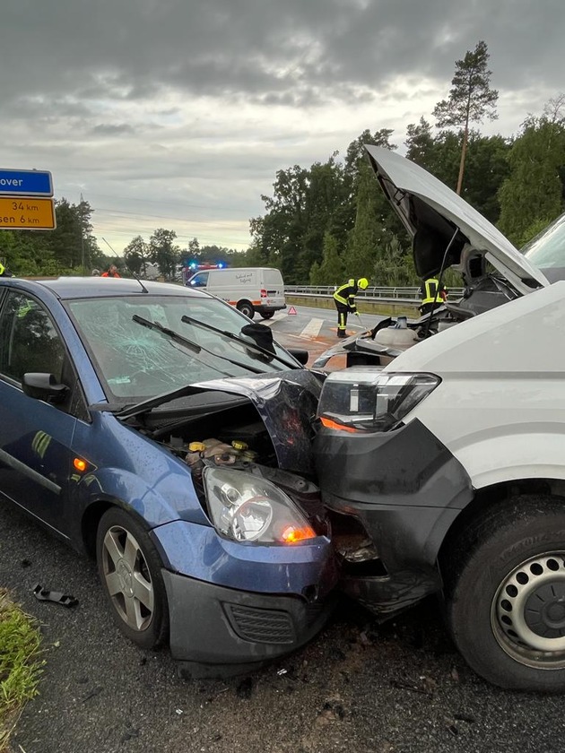 POL-CE: Nienhagen / Adelheidsdorf - Zwei Verletzte nach Verkehrsunfall