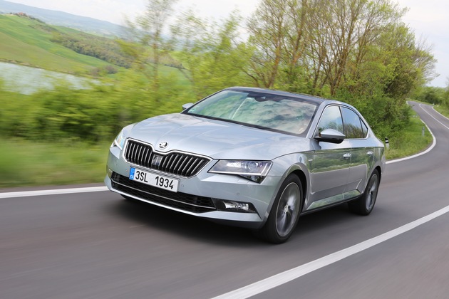 Doppelerfolg für SKODA: SUPERB und KODIAQ siegen bei Leserwahl ,Allradauto des Jahres&apos; (FOTO)