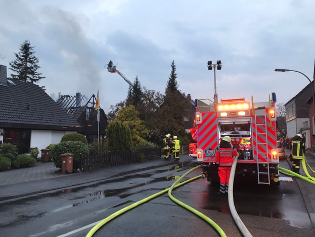 FW-GL: Wohnhausbrand mit einem Brandtoten im Stadtteil Hand von Bergisch Gladbach