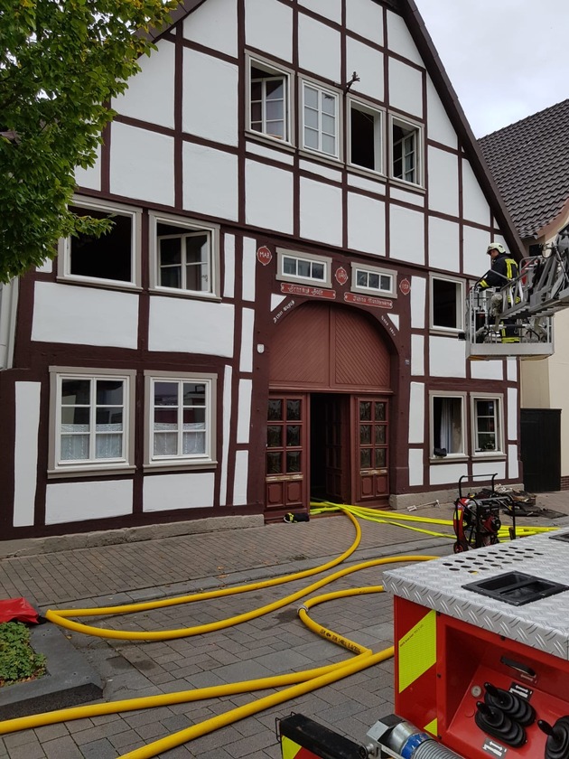 FW Lügde: Feuerwehr Lügde löscht Küchenbrand