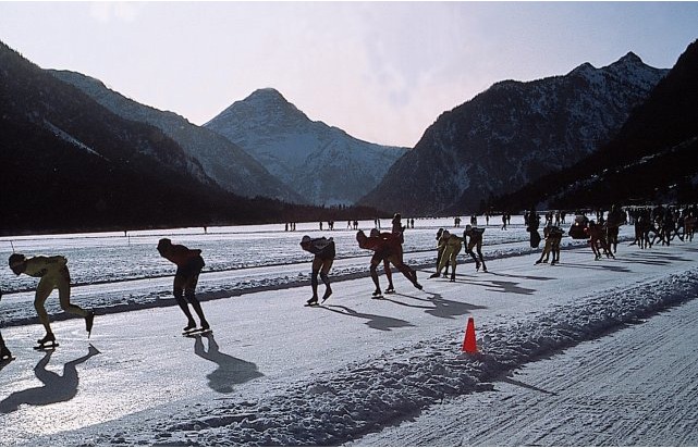 Int. Eisschnelllaufmarathon mit 200 km-Mammut-Distanz in Reutte/Tirol (mit Bild)