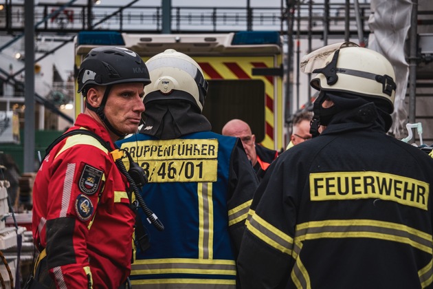 Feuerwehr Rostock: Arbeitsunfall erfordert Spezialeinsatz der Höhenrettung