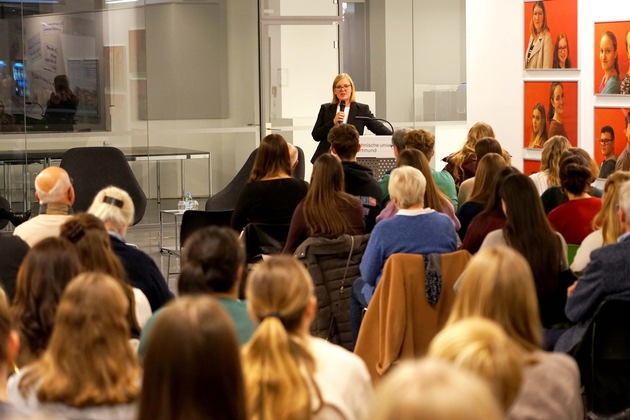 „Wie kann Zukunft gelingen?“ - Podiumsdiskussion „rethinking religion. Gespräche über Religion im Erzbistum Paderborn“ mit Erzbischof Dr. Udo Markus Bentz in Dortmund