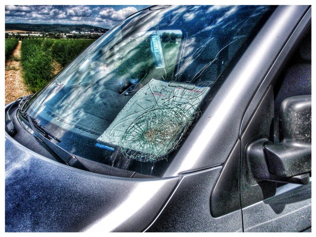POL-WE: Friedberg: Steine geworfen? - Autofahrer kommt mit dem Schrecken davon