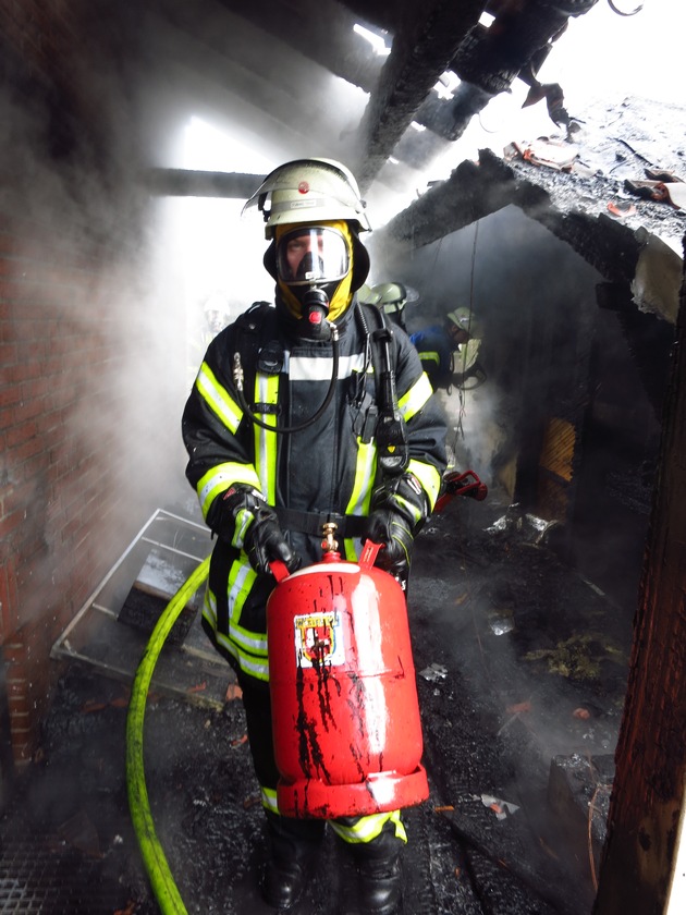 FW-WRN: Gartenhausbrand droht auf Gebäude überzugreifen