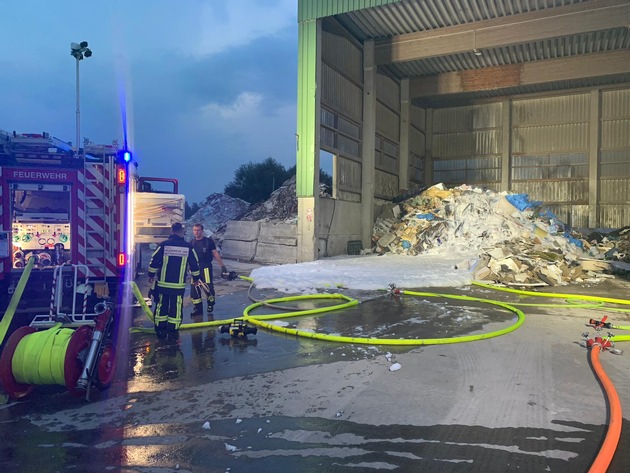 FW-BO: Brand in einer Entsorgungsfirma in Bochum Werne