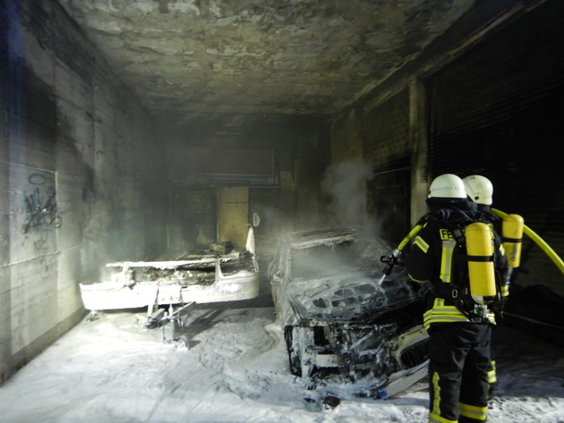 FW-WAF: PKW und Wohnwagen brannten unter einer Remise