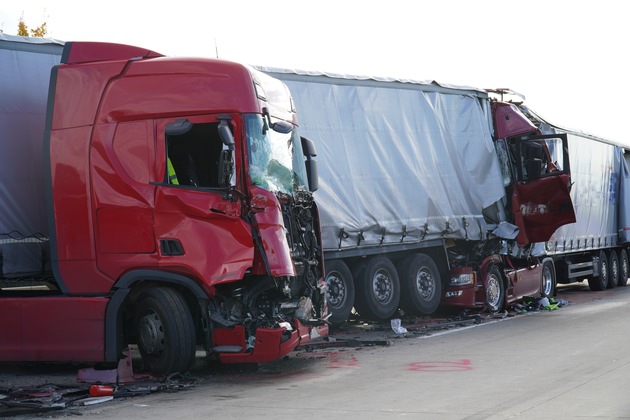 API-TH: Sattelzug fährt ungebremst auf das Stauende auf