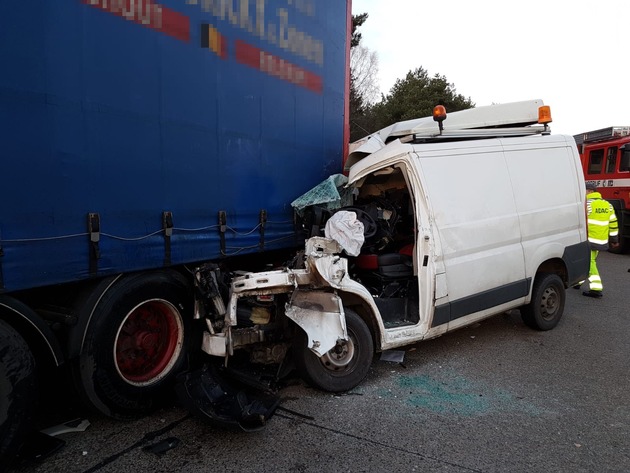 POL-HK: Soltau / A7: Fahrer eines Transporters schwer verletzt