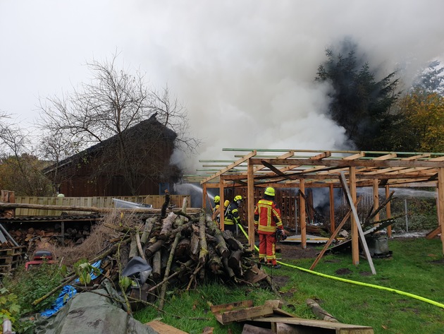 FW-RD: Wohnhaus- und Carportbrand in Timmaspe (Kreis Rendsburg-Eckernförde)