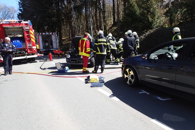 FW-PL: Verkehrsunfall mit eingeklemmter Person