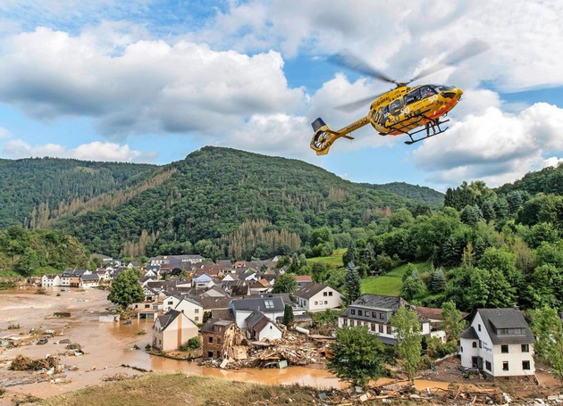 Hochwasser: Noch nie so viele Spezialeinsätze aus der Luft / ADAC Luftrettung zieht Bilanz der Arbeit im Katastrophengebiet / Mehr als 200 Einsätze, davon 111 Windenrettungen
