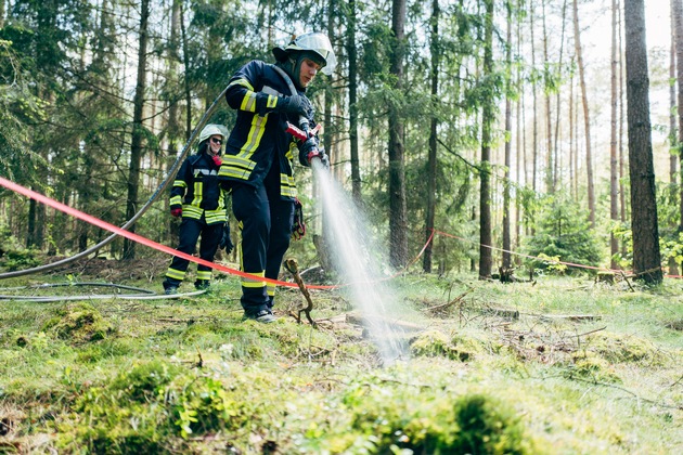 FW Celle: Celler Feuerwehr führt Schulung zur Vegetationsbrandbekämpfung durch