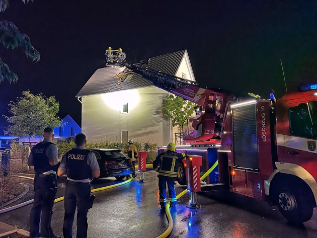 FW-NE: Dachstuhlbrand durch Blitzschlag | Keine Verletzten