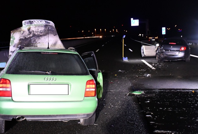 POL-HI: Verkehrsunfall mit zwei beteiligten Pkw und Folgeunfall am Stauende mit drei beteiligten Pkw. Zweimalige Vollsperrung in Fahrtrichtung Kassel.