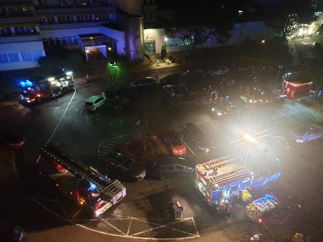 FW-SE: Feuerwehr Bad Segeberg bringt 85 Personen nach Feuer eines Kaffeeautomaten im Klinikeller in Sicherheit